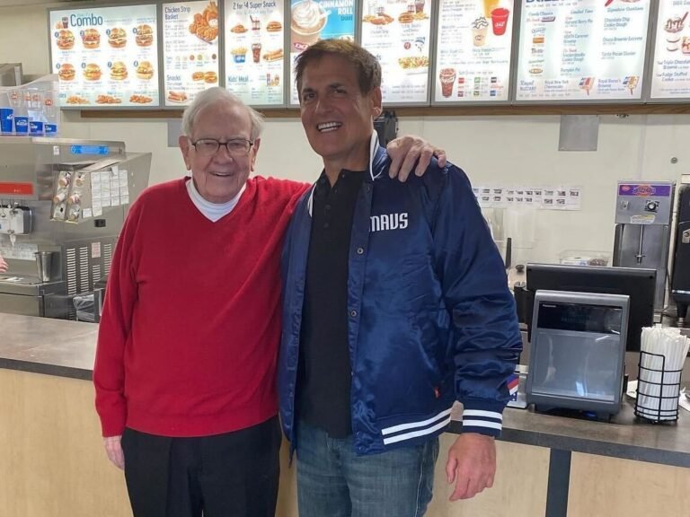 Here's how business leaders like Tim Cook and Mark Cuban are reacting to Warren Buffett stepping down
