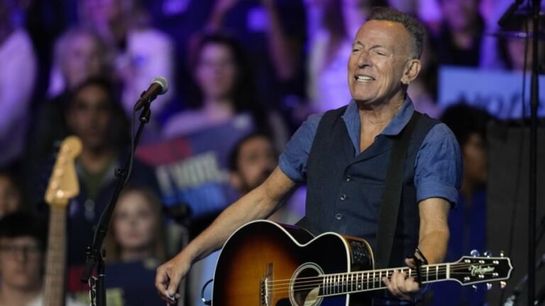Bruce Springsteen on Trump: US 'in hands of corrupt, incompetent and treasonous administration'