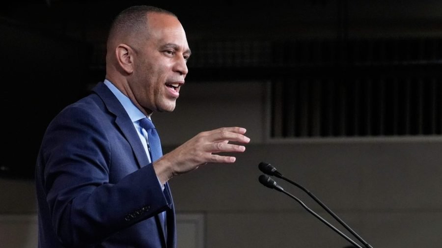 Jeffries targets Trump over Qatari jet gift, citing 'Wannabe Kings'