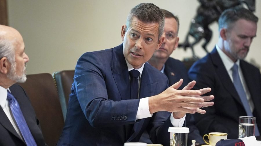 Duffy: Federal government reducing flights out of Newark airport