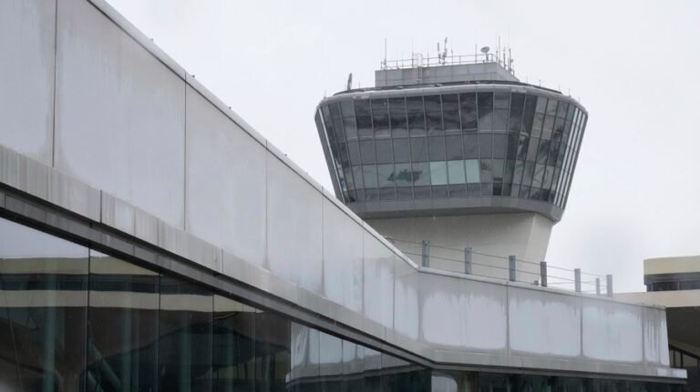 Newark airport radar access briefly lost again