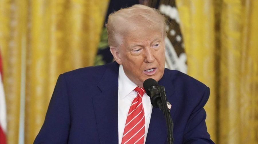 Trump signs rollbacks of Biden-era overdraft, digital wallet rulesĀ
