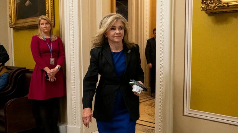 Bipartisan pair of senators introduces bill to boost ride-sharing passengers' safety