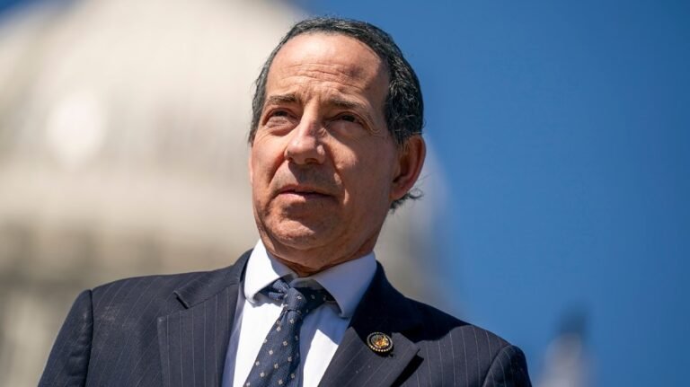 Democrats unveiling bill requiring retailers to display cost portion of Trump tariffs
