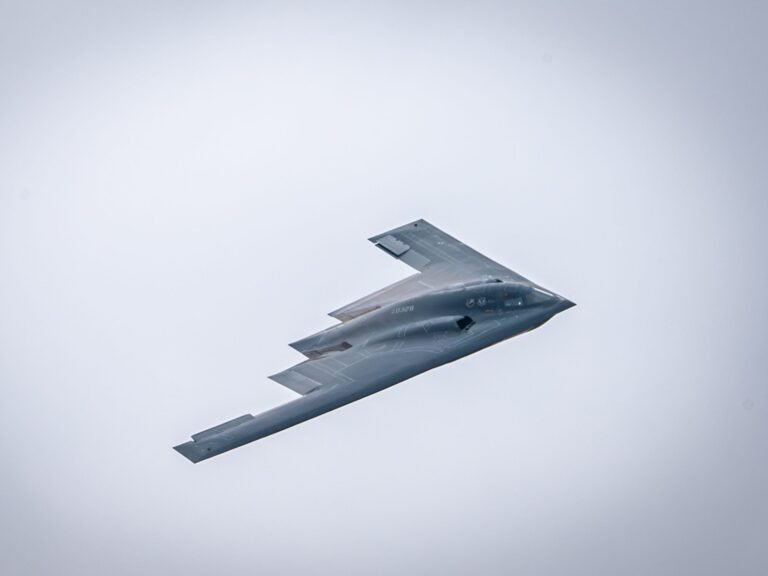 What's it like to fly a B-2 bomber for 2 days straight? Here's what record-holding pilots say.