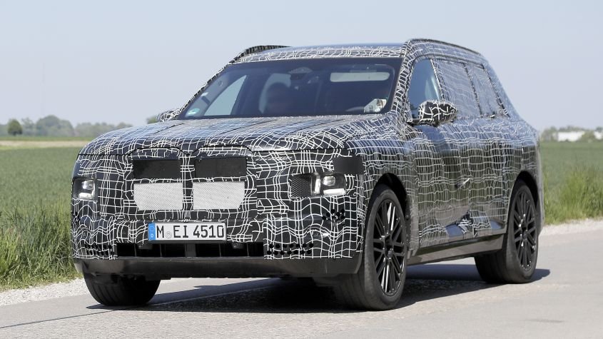 New BMW X7 seen for the first time, and it’s getting the Neue Klasse treatment