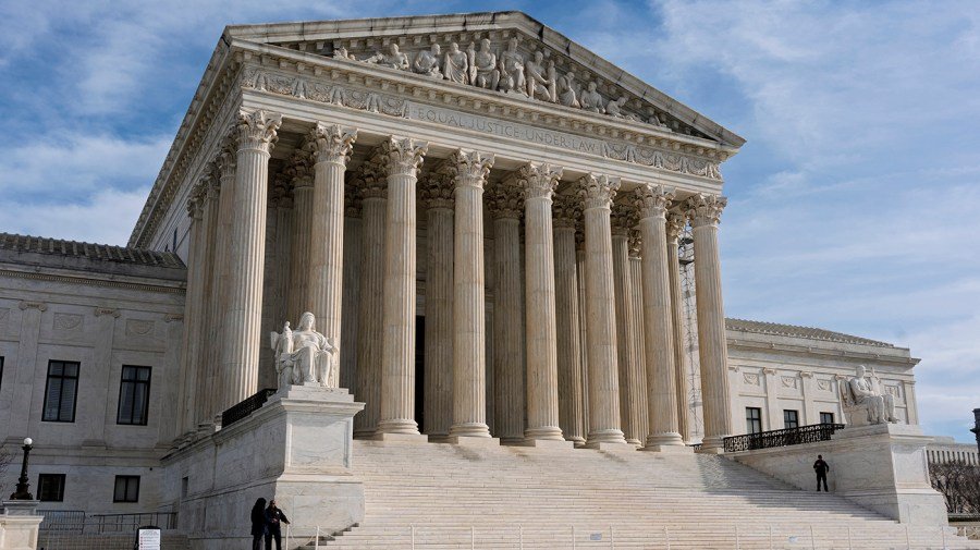 Supreme Court allows Trump to partially enforce birthright citizenship orderĀ