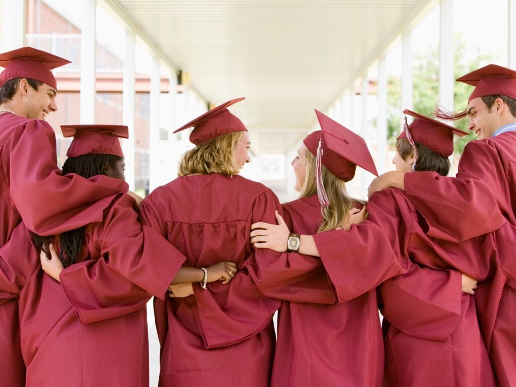 Your high school reunion doesn't need to be stressful. Here are 8 dos and don'ts from therapists to help you enjoy the night.