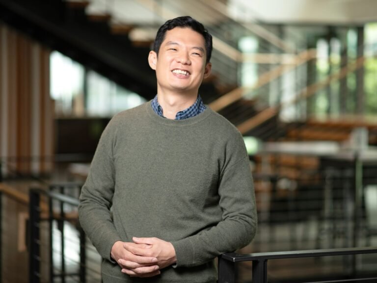 Former Amazon principal engineer says he spent '1-4 hours' reading daily — and it's part of the company's 'secret sauce'