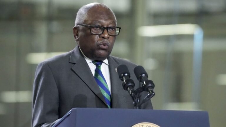 Clyburn: Newsom would be 'viable' White House candidate if he runs