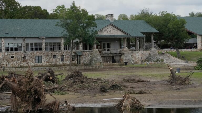 Trump to survey floods as he flaunts ties to deep-red Texas