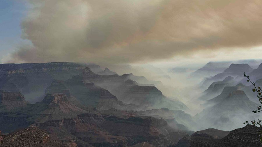 Arizona governor calls for probe into federal handling of Grand Canyon fire: What to know
