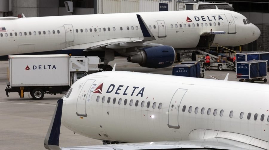 Part of Delta plane's wing detaches during flight