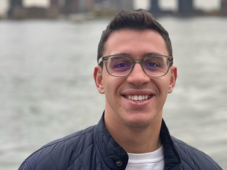I quit my job to scale my side hustle. I've earned over $800,000 in 5 years on Fiverr by raising prices and optimizing my profile.