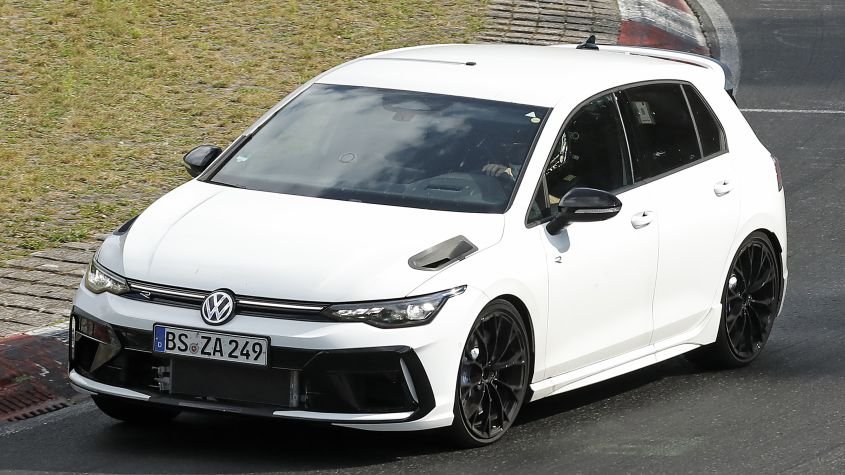 New Volkswagen Golf R special edition out testing - pictures