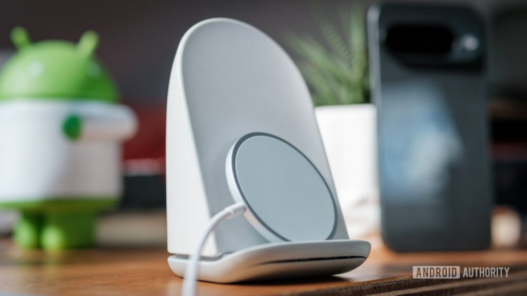 I tested Google’s Pixelsnap vs the Pixel Stand, and one is clearly better in every way