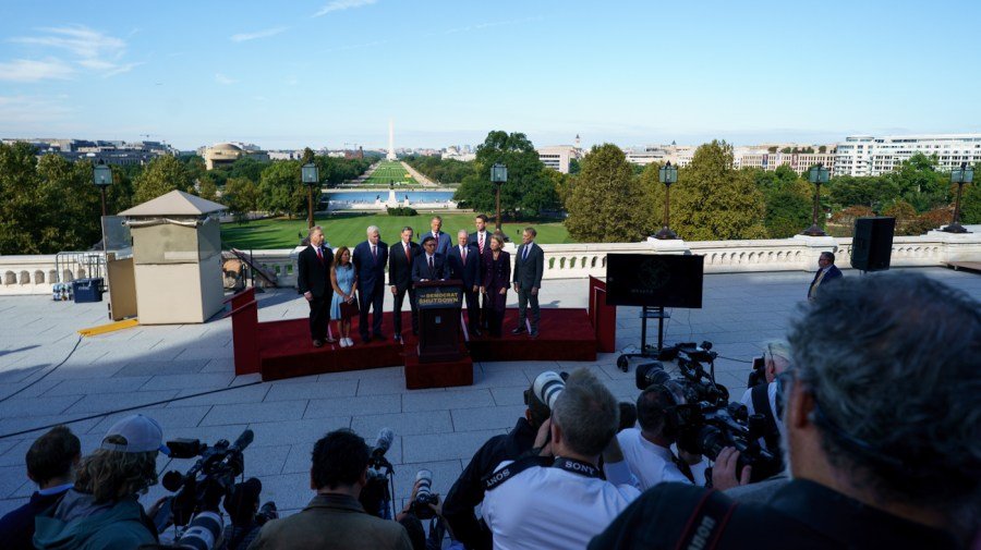 Republican leaders dig in on pressuring Democrats to open government