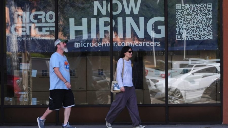 More Americans worried about finding a good job: Survey