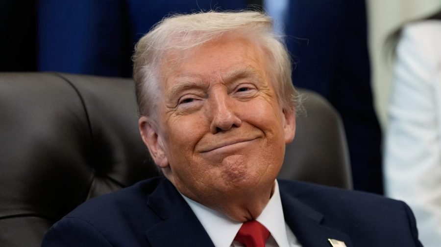 Trump courts ballroom donors
