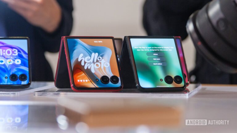 Save $400 on the Motorola Razr Plus or Ultra!