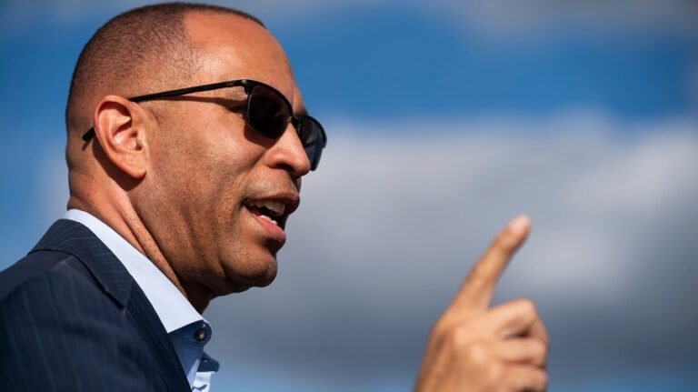 Jeffries endorses stand-alone military pay bill
