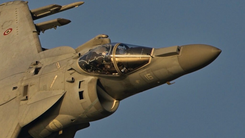 Here's Why Some Fighter Jets Have Wavy Lines On The Canopy