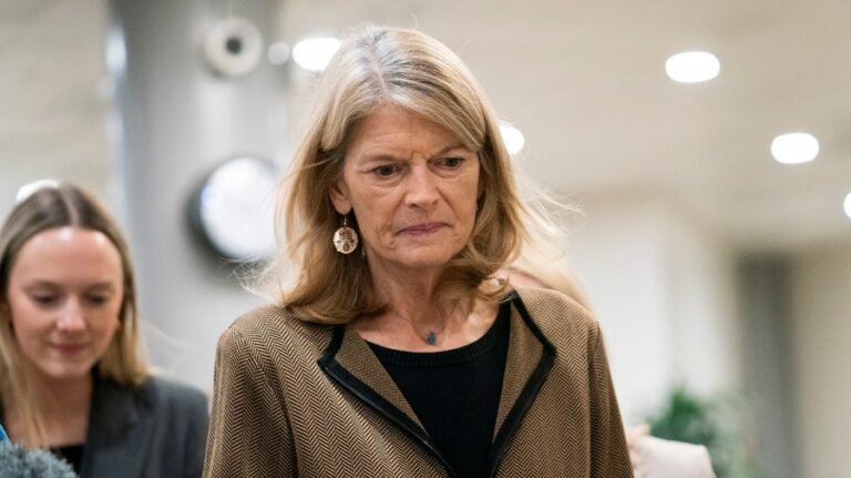 Murkowski signs letter with Democrats demanding back pay for furloughed workers