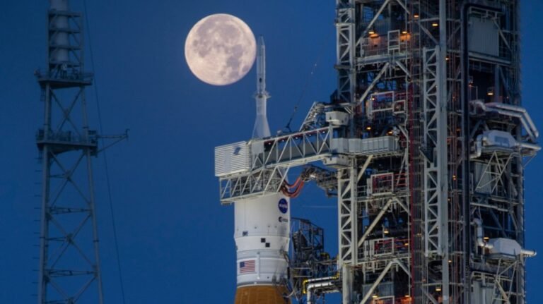 How NASA, SpaceX and America can still win the race to the moon