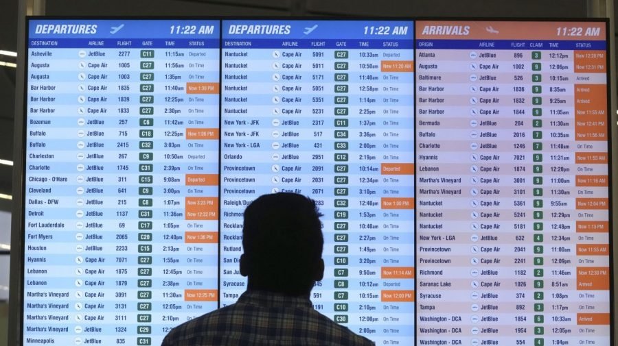 White House pulls rule forcing airlines to pay passengers for flight disruptions