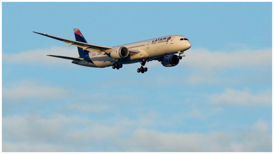 Airlines cancel flights to Venezuela after FAA warning