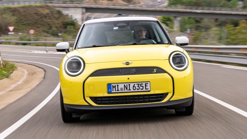 Car Deal of the Day: MINI Cooper E is a retro-tastic EV for just £234 a month