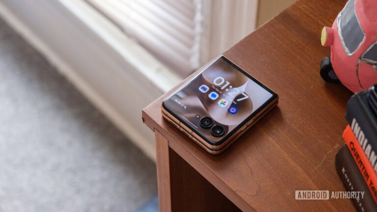 The Motorola Razr Ultra just got even cheaper, hitting a new record-low price!