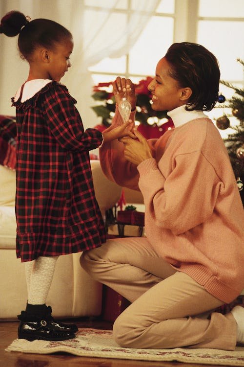 20 '90s Christmas Mom Traditions We Need To Bring Back