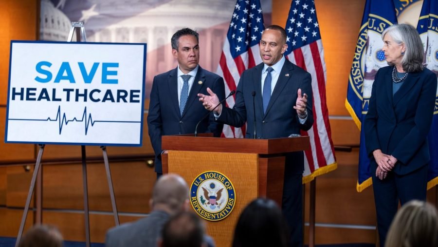 Top Democrat leaves door open to support for bipartisan ObamaCare bills