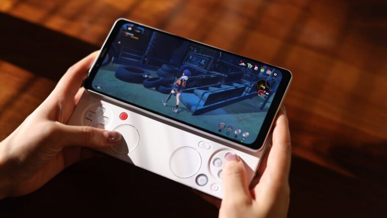 This Xperia Play revival phone comes with an ‘e-sports grade’ OLED screen