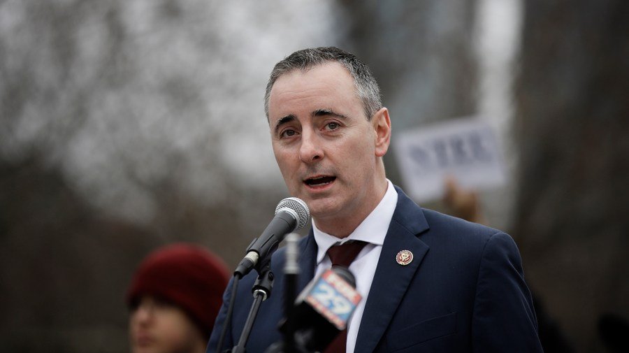 Republican signs onto Democratic discharge petition in major act of defiance