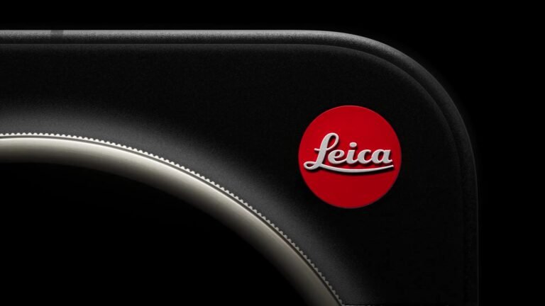 Yes, that is a real rotary zoom ring on this Leica Edition Ultra phone