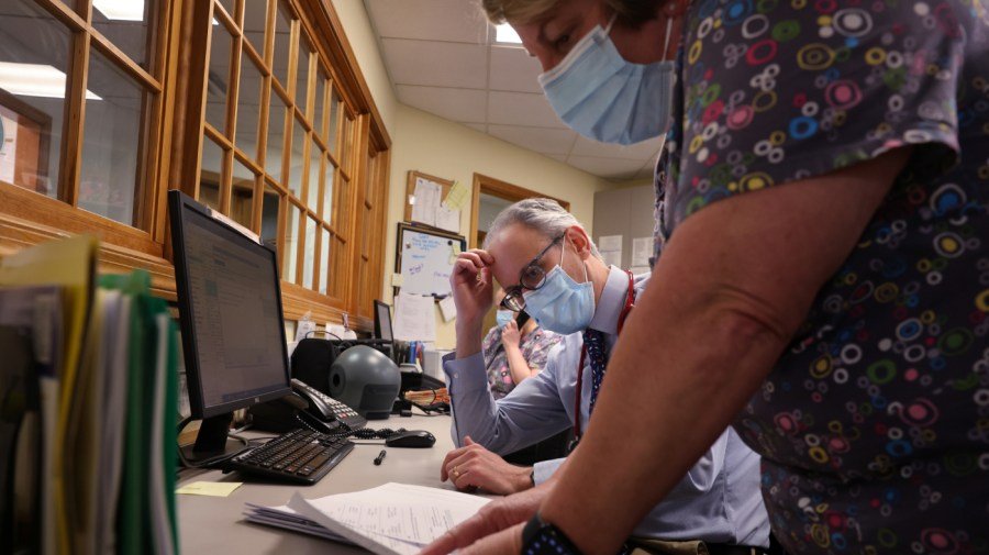 Bipartisan lawmakers press Education Department to add nursing to 'professional' degree list