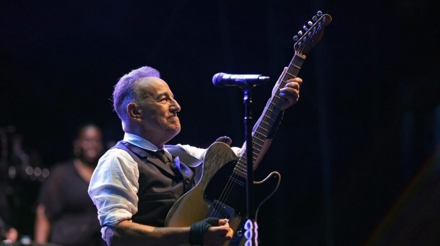 Springsteen surprises at anti-ICE benefit for Pretti, Good families