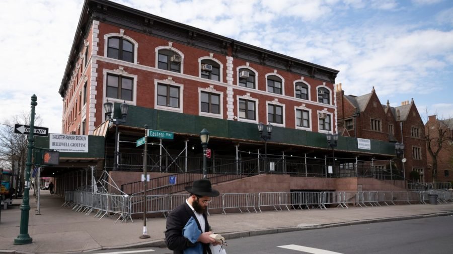 Car rams into Chabad headquarters in New York City