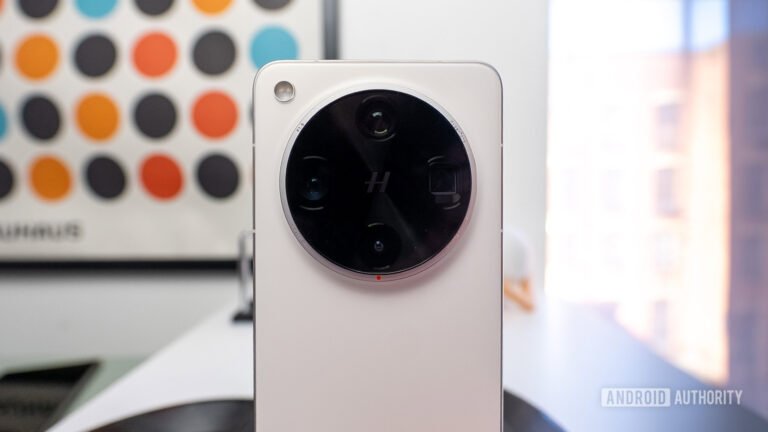 This upcoming Ultra flagship was spotted with an insane 300mm telephoto lens extender
