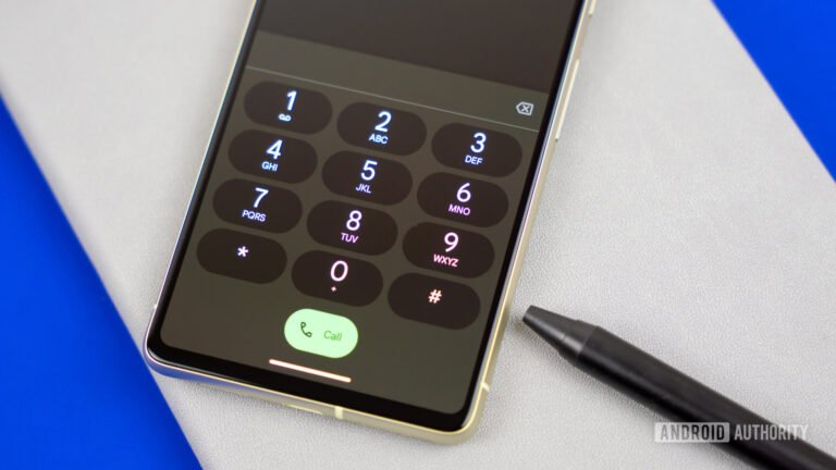 PSA: Here’s why you shouldn’t let strangers with smart glasses use your phone