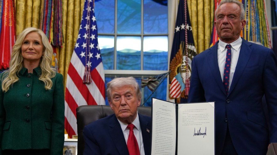 Trump signs executive order on combating substance addiction 