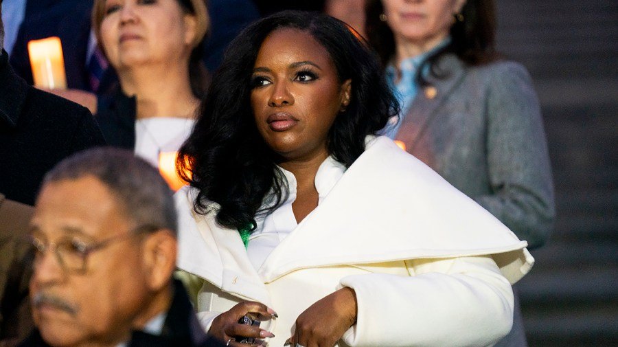 Crockett compares Trump to Maduro