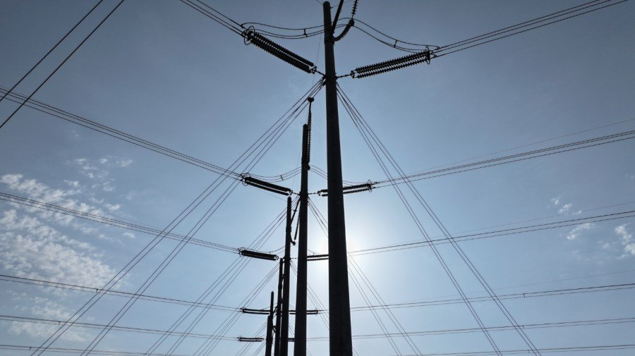 White House, bipartisan governors call on biggest US grid operator to lower prices