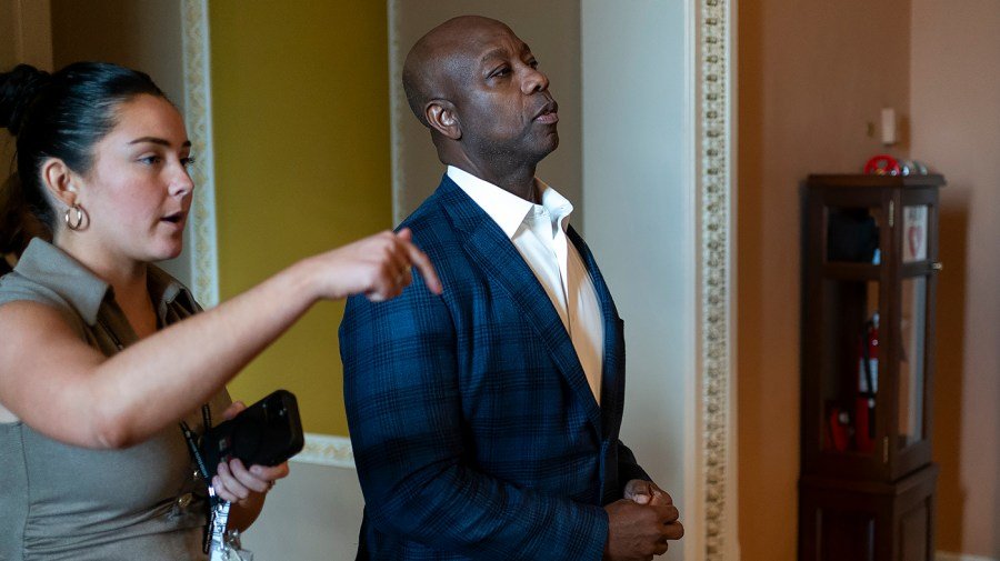 Senators scramble as crypto fissures threaten key bill