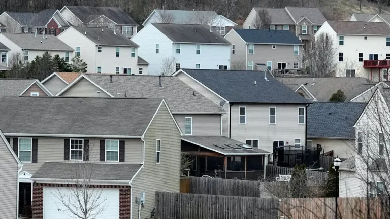 Long-term mortgage rate dips back to just above 6%