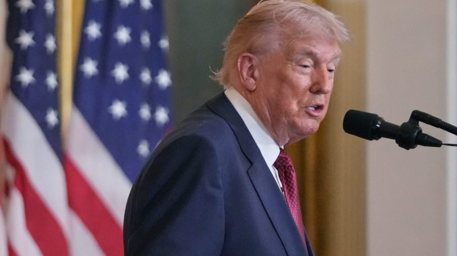 Trump threatens primaries over tariff vote