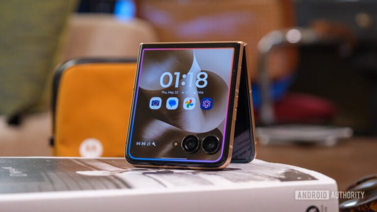 Motorola Razr 2025 series finally gets stable Android 16 in US