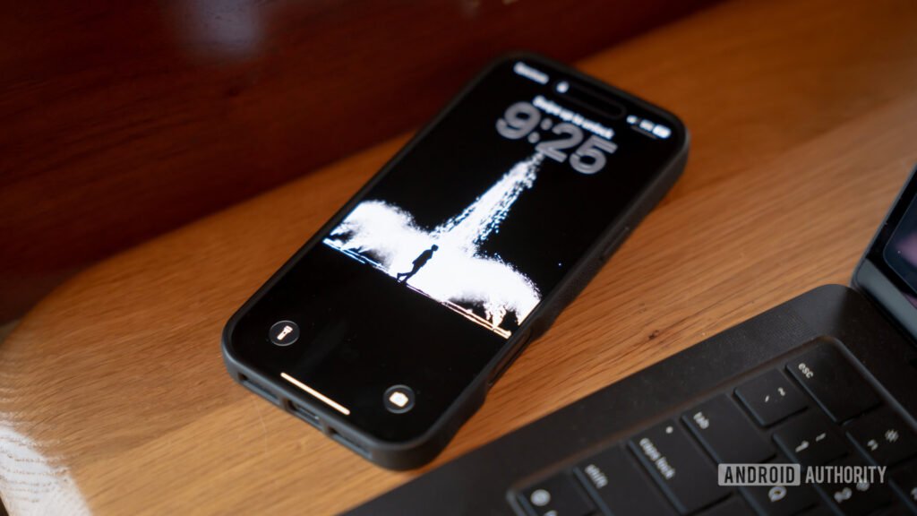 Wallpaper Wednesday: More great phone wallpapers for all to share (February 18)